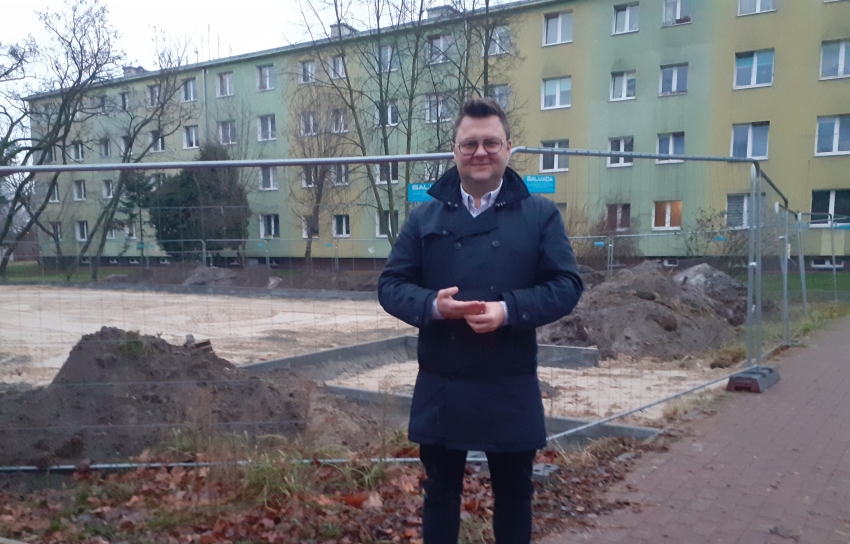 Osaoba, w tle plac budowy na którym powstanie boisko