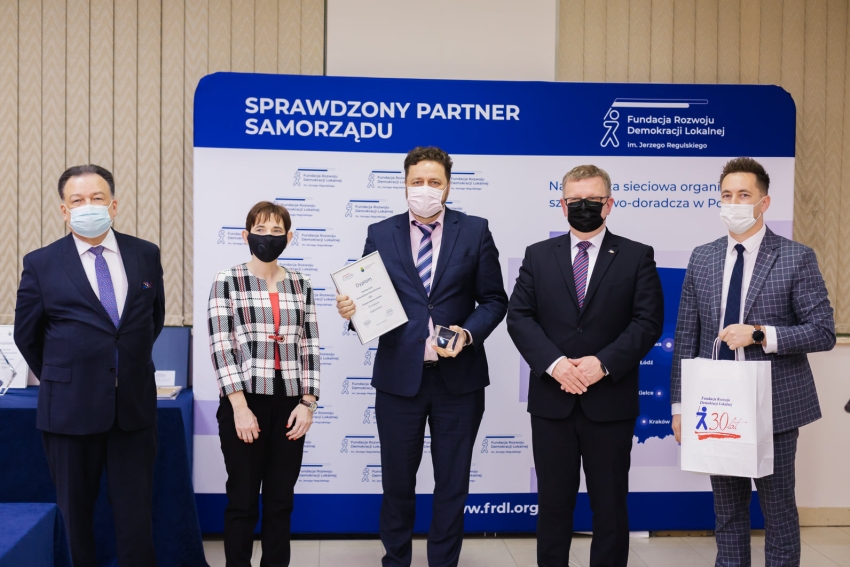 NA zdjęciu Piotr Zadrożny zastępca prezydenta miasta podczas otrzymania nagrody/fot. FDRL