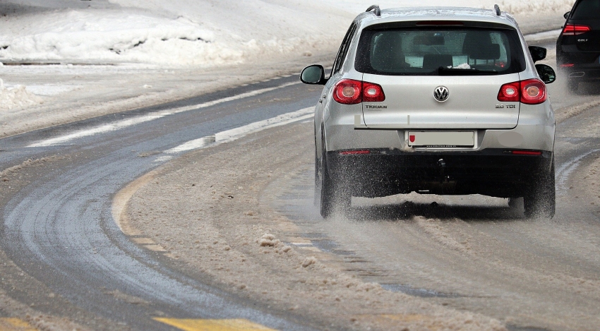 Na zdjęciu auto na śnieżnej drodze