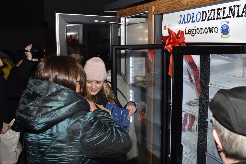 Kilka osób przed lodówkami legionowskiej Jadłodzielni