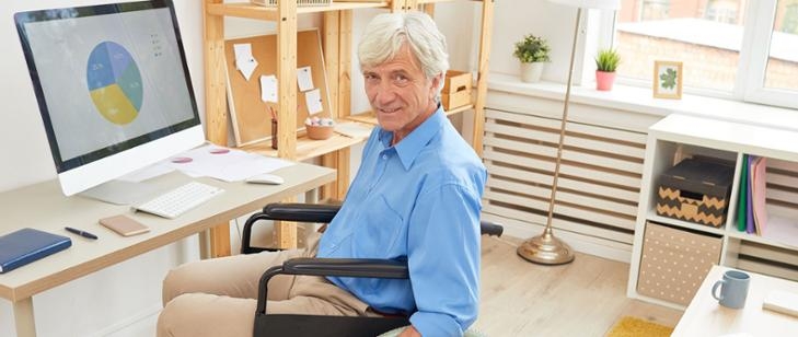 Senior na wózku inwalidzkim