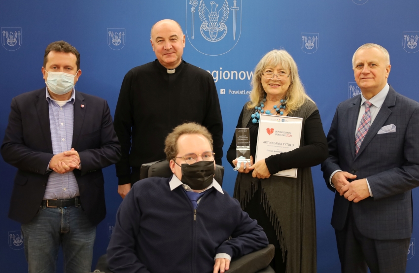 Pięć osób, na pierwszym planie Wojciech Kowalczyk - wyróżniony statuetką