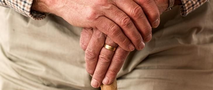 Skrzyżowane dłonie starszego człowieka