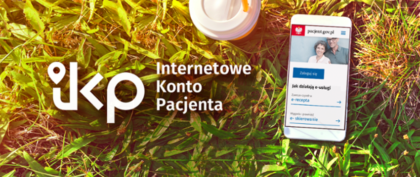 Grafika z napisem Internetowe Konto Pacjenta, w tle smartfon z włączoną aplikacją MojeIKP na trawie