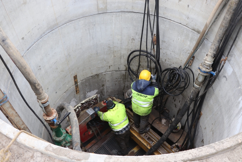 Dwóch budowlańców w betonowej studni