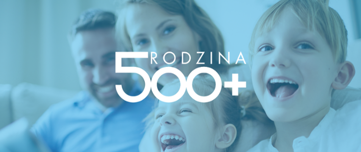 Logo Rodzina 500+, w tle szczęśliwa rodzina