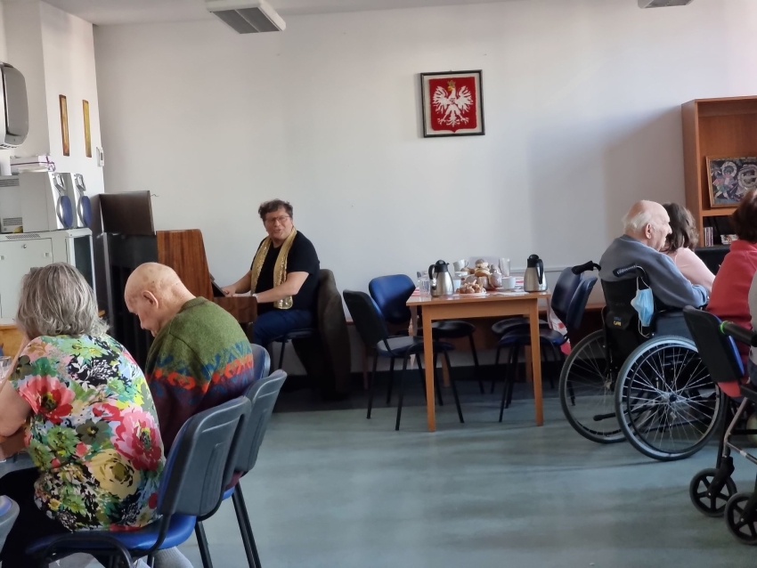 Grupa seniorów oraz Dyrektor MOKu