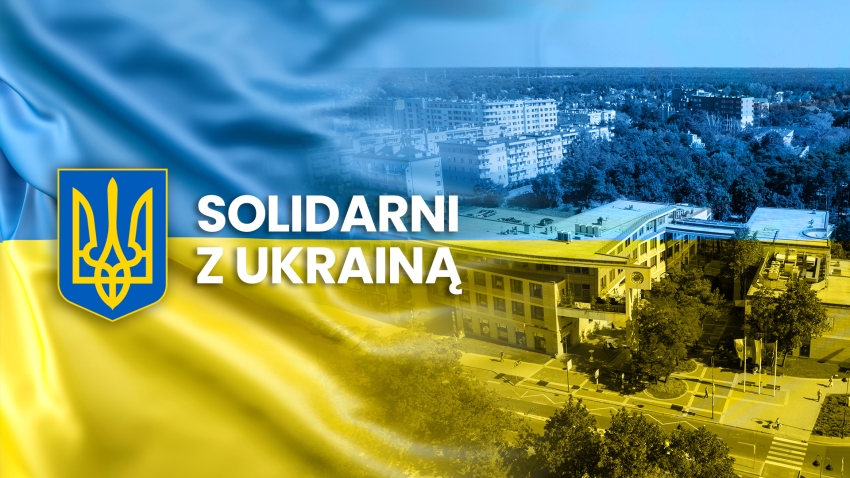 Flaga Ukrainy, na jej tle Urząd Miasta w Legionowie; napis: Solidarni z Ukrainą, obok herb Ukrainy