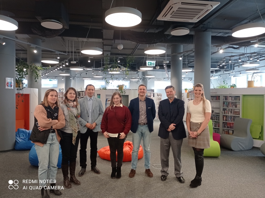 Na zdjęciu sześć osób w bibliotece