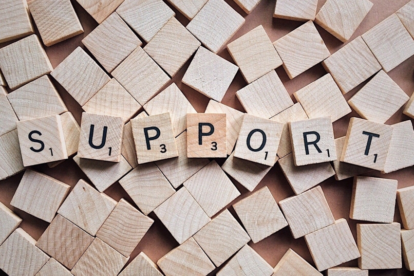 Na grafice scrubble z napisem support
