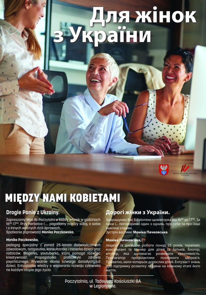Trzy kobiety przy biurku