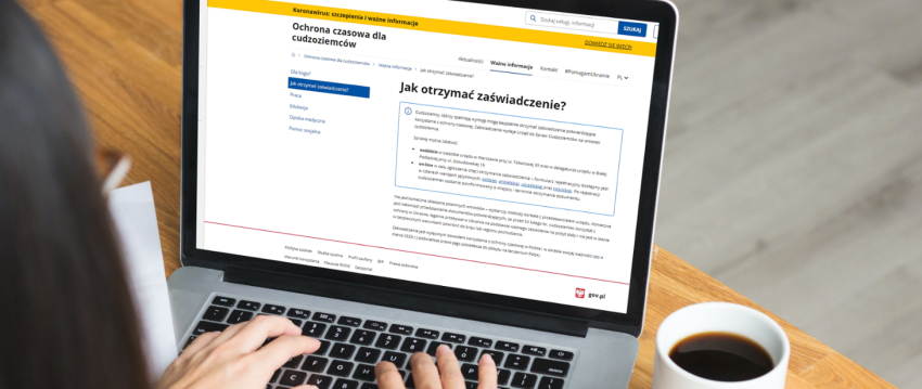 Osoba korzystająca z laptopa