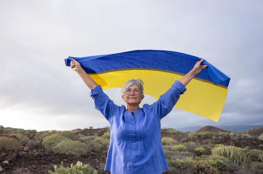 Starsza kobieta trzymająca flagę Ukrainy