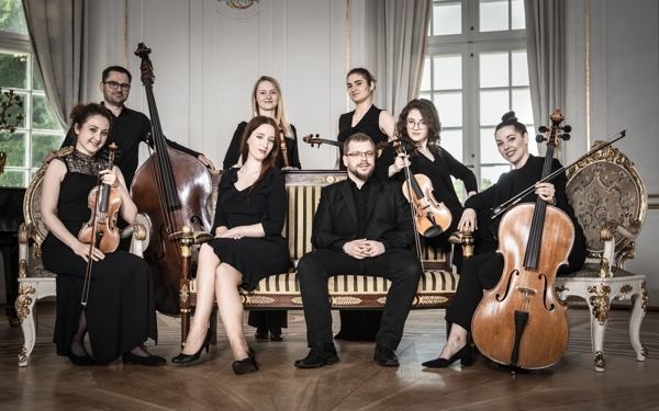 Osiem osób trzymających różne instrumenty muzyczne