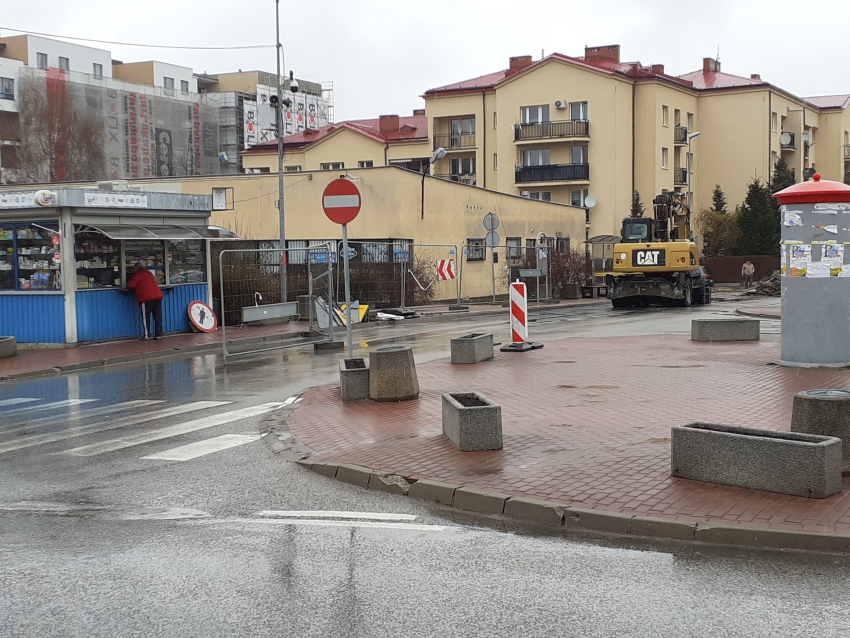 Zamknięta pętla autobusowa na Osiedlu Młodych, w oddali koparka