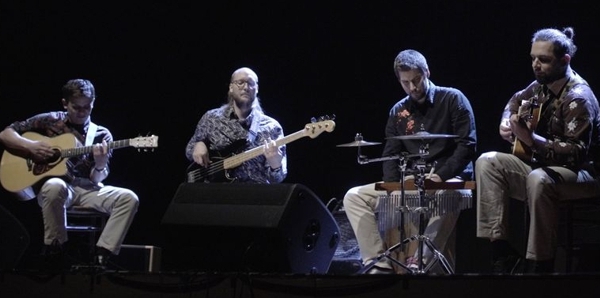 Czterech mężczyzn z instrumentami muzycznymi