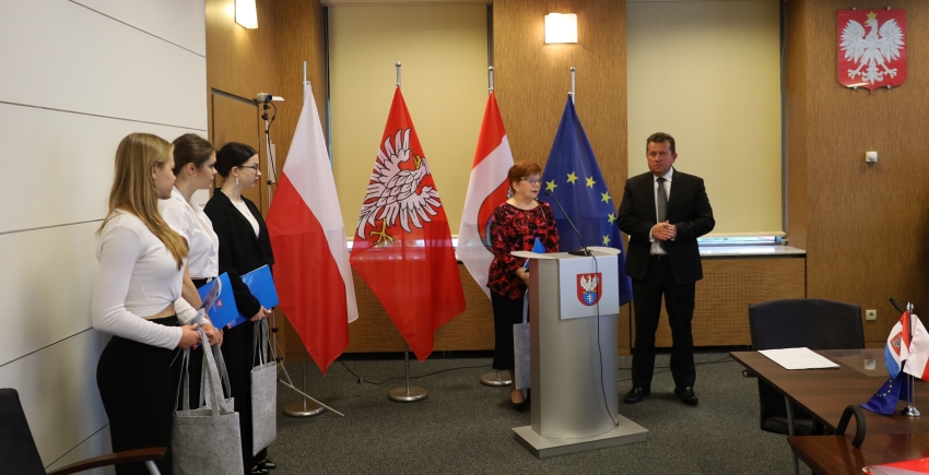 Na zdjęciu sześć osób