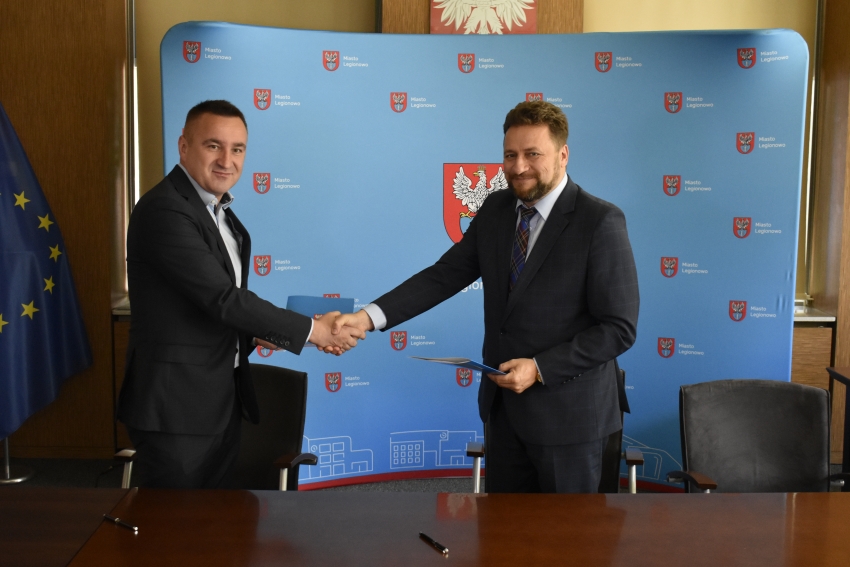 Dwóch mężczyzn ściskających sobie dłoń
