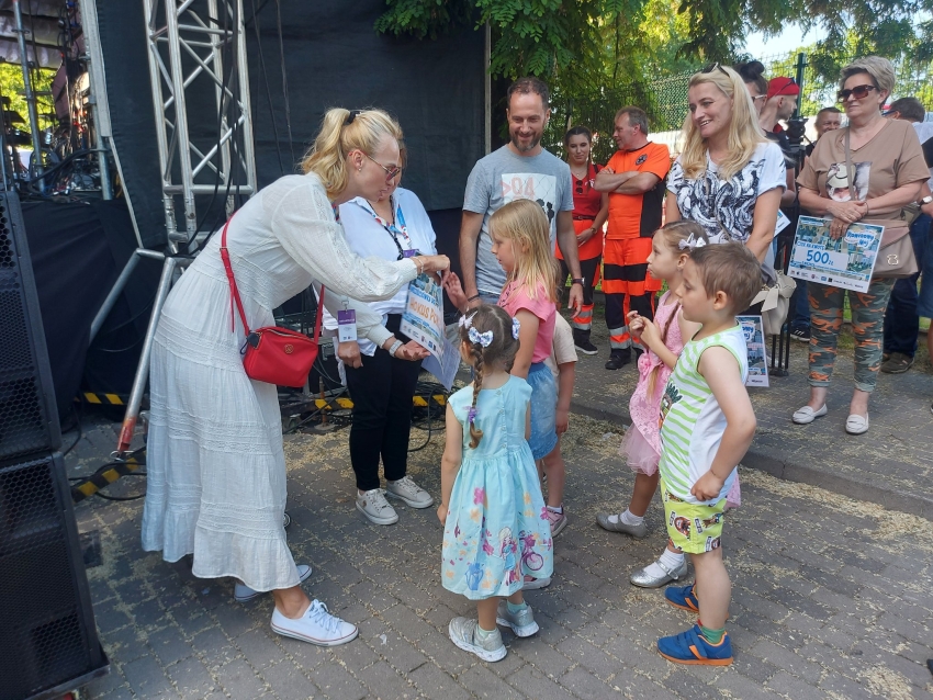Na zdjęciu osoby podczas wręczania nagród