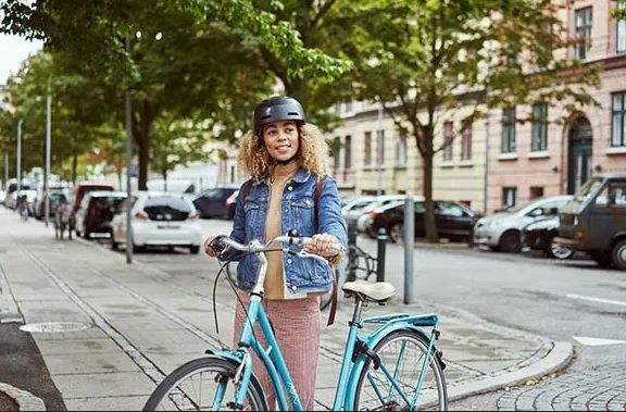 Kobieta stojąca z rowerem