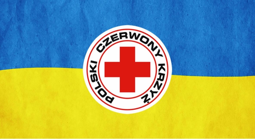 Na zdjęciu flaga Ukrainy z logo PCK