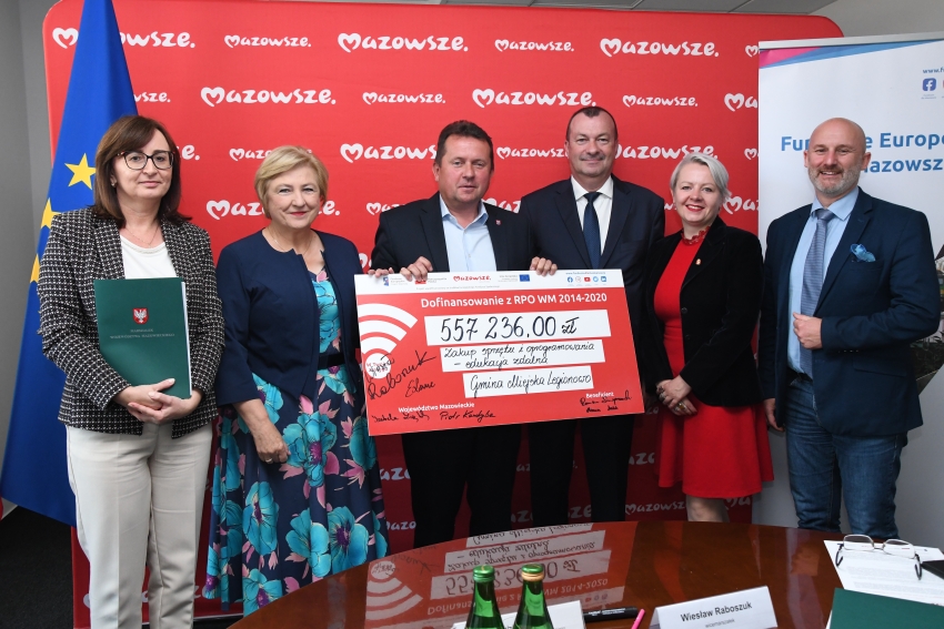 Podpisanie umowy. Źródło: Samorząd Województwa Mazowieckiego, mazovia.pl