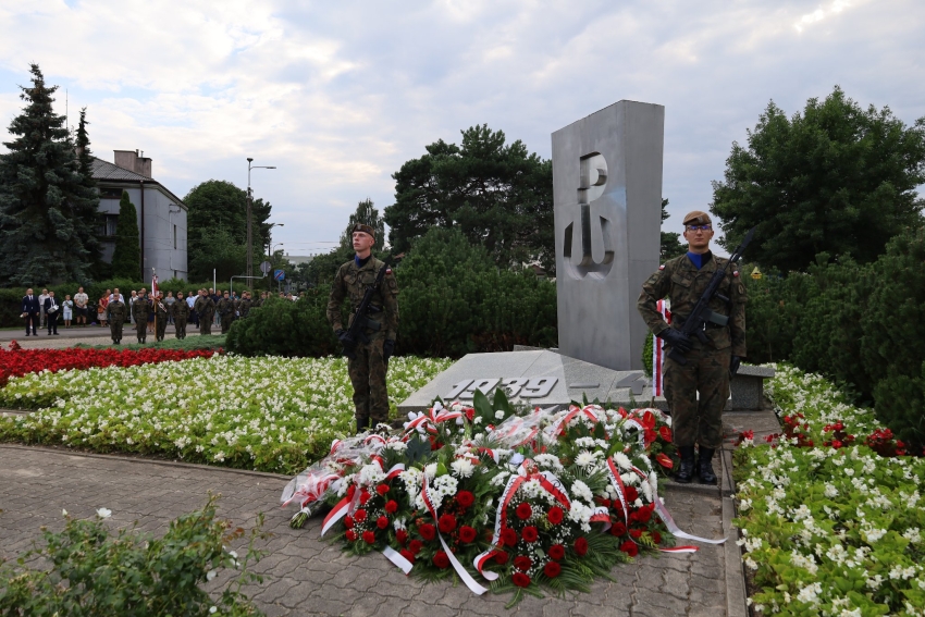 Dwóch żołnierzy na warcie przy pomniku. W tle mieszkańcy Legionowa