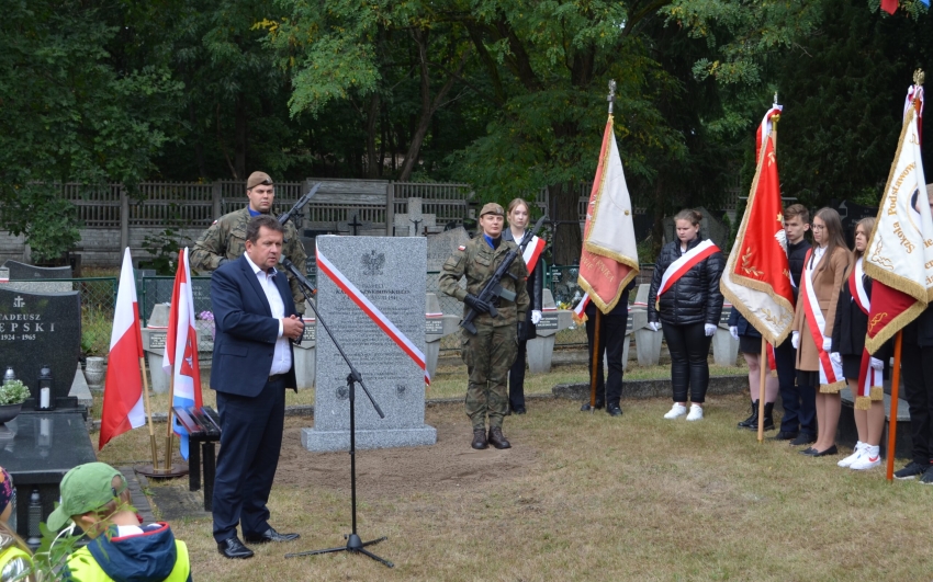 Uroczystość odsłonięcia tablicy pamiątkowej, przemawia prezydent miasta