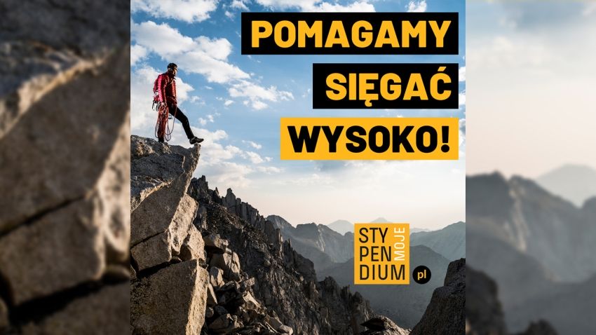 Mężczyzna na skale, w tle góry. Napis: Pomagamy sięgać wysoko. Poniżej logo - mojestypendium.pl