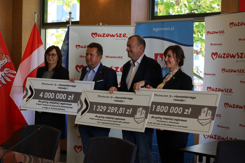 Na zdjęciu cztery osoby