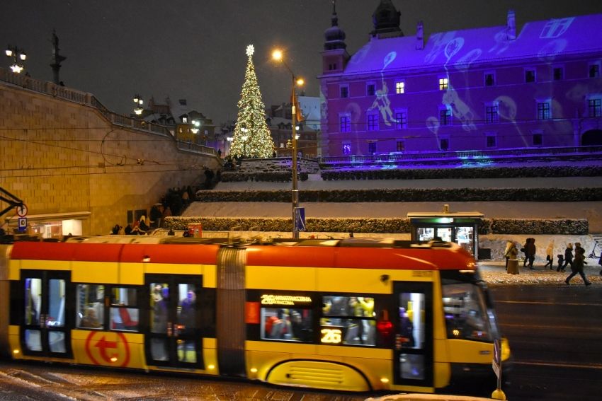 Tramwaj, w oddali świąteczna choinka i zamek w Warszawie