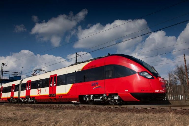 Pociąg w barwach warszawskiej Szybkiej Kolei Miejskiej