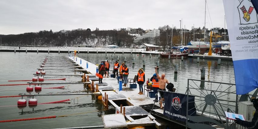 Port w Gdyni zimową porą z miejscami startowymi zawodów pływackich