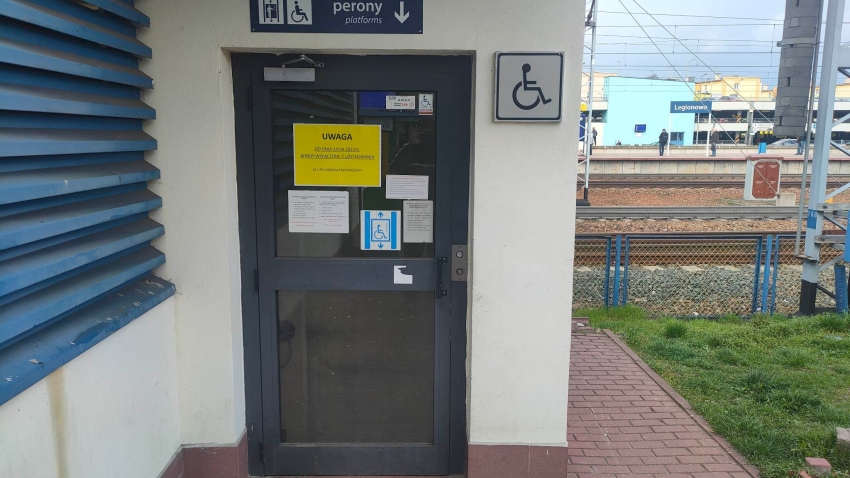 Na zdjęciu winda na stacji z najklejoną informacją o pranowanej przebudowie