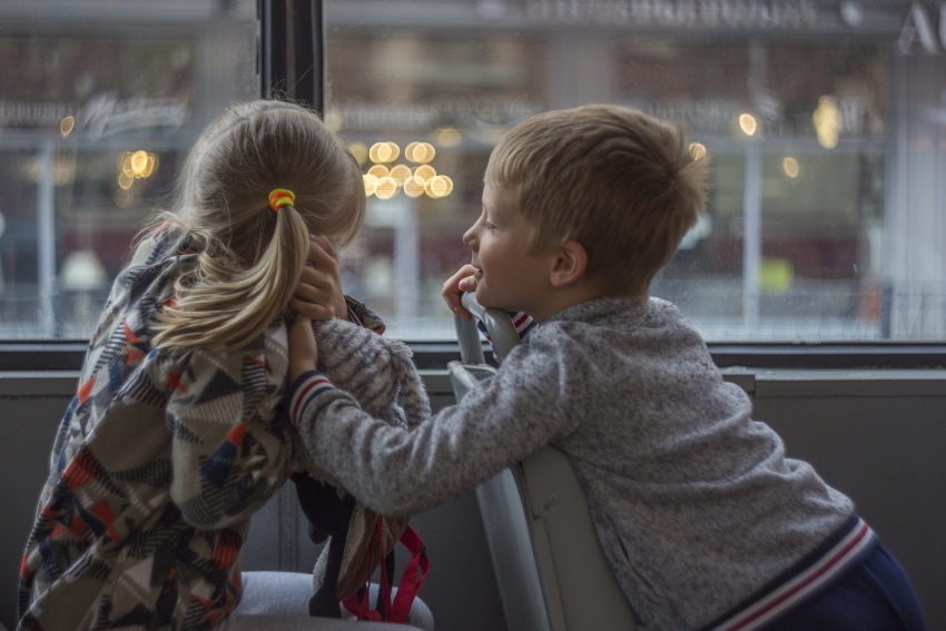 Dwójka dzieci w autobusie