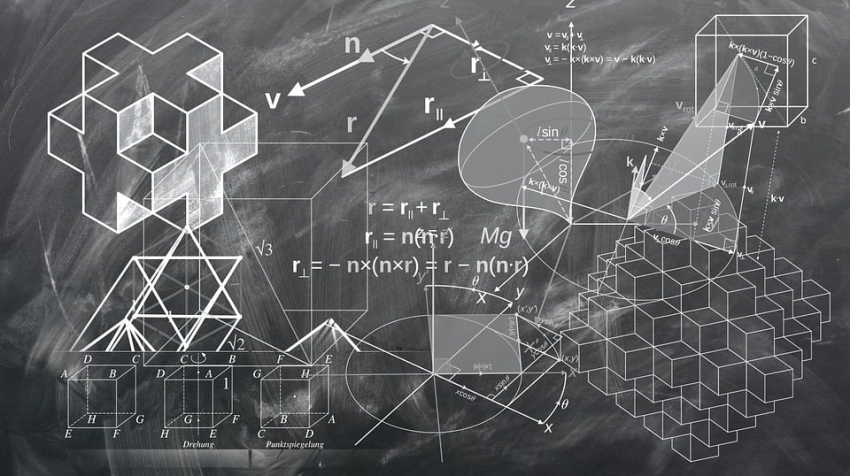 figury geometryczne i wzory na tablicy szkolnej