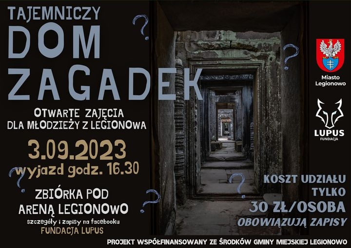 plakat informujący o domu zagadek