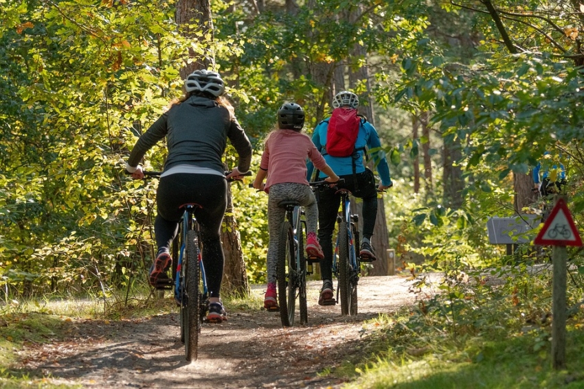Zdjęcie z rowerzystami.