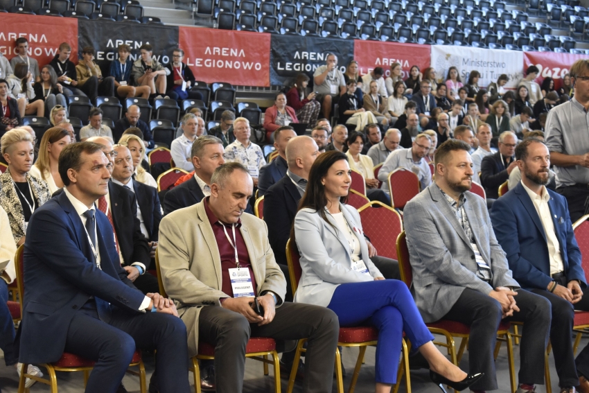 Fotografia: ludzie siedzący na widowni w Arenie Legionowo.