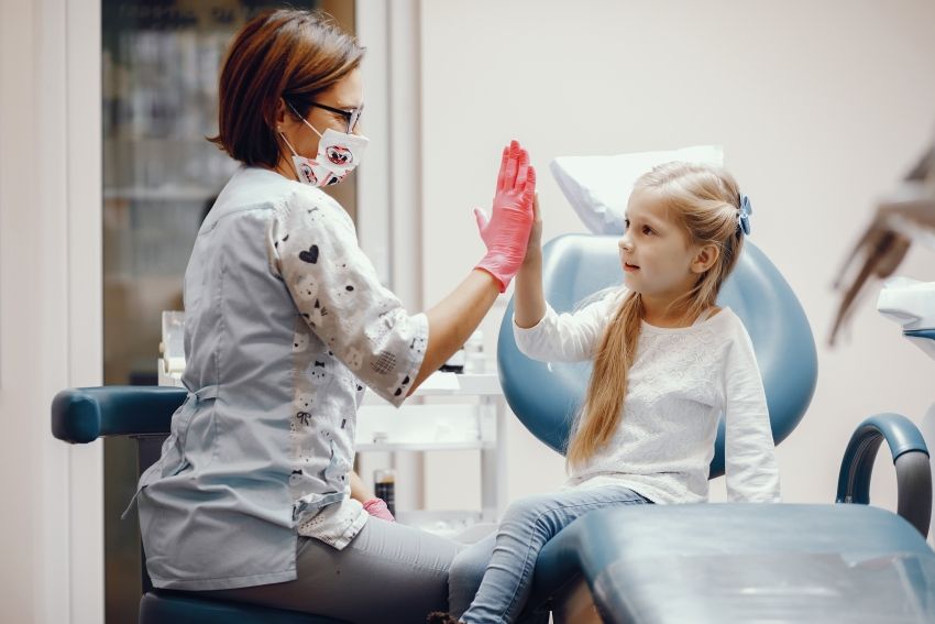 Na zdjęciu dziecko u dentysty