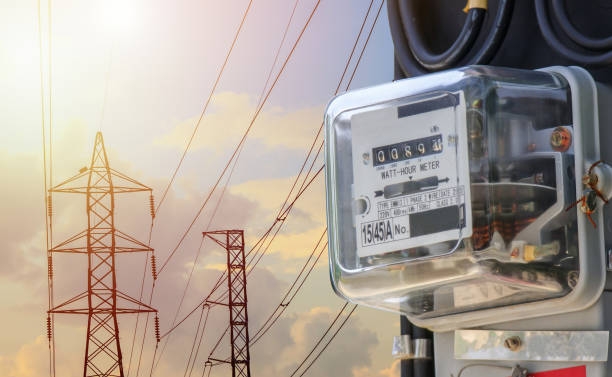zdjęcie z linią przesyłową i licznikiem energii.