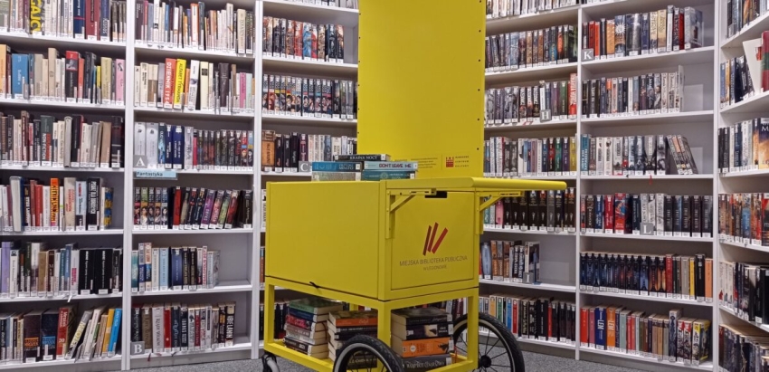 Na zdjęciu wnętrze biblioteki
