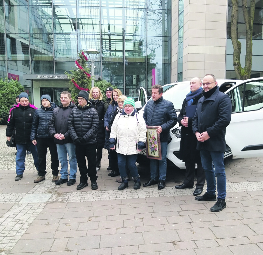 Zdjęcie grupowe osób zrzeszonych w Warsztatach Terapii Zajęciowej