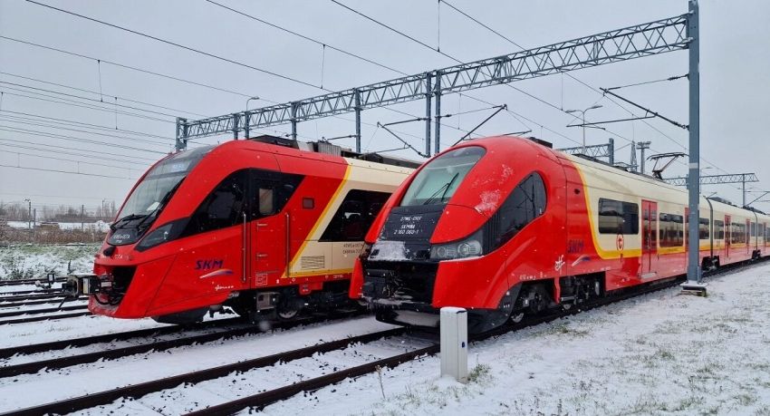 Dwa pociągi Szybkiej Kolei Miejskiej w Warszawie