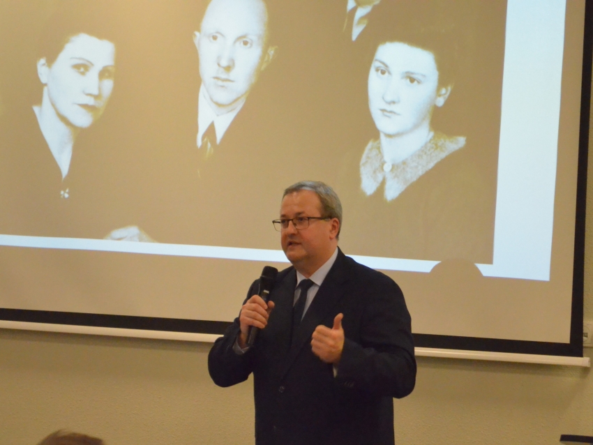 Na zdjęciu osoba przemawiająca podczas wykładu
