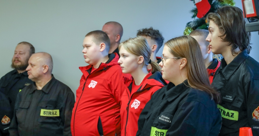 Kilka osób, strażacy i ratownicy