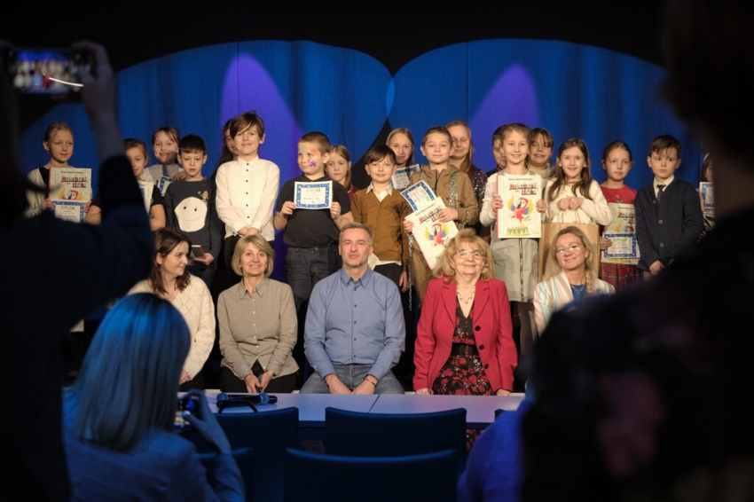 Dzieci i osoby dorosłe pozujące do zdjęcia