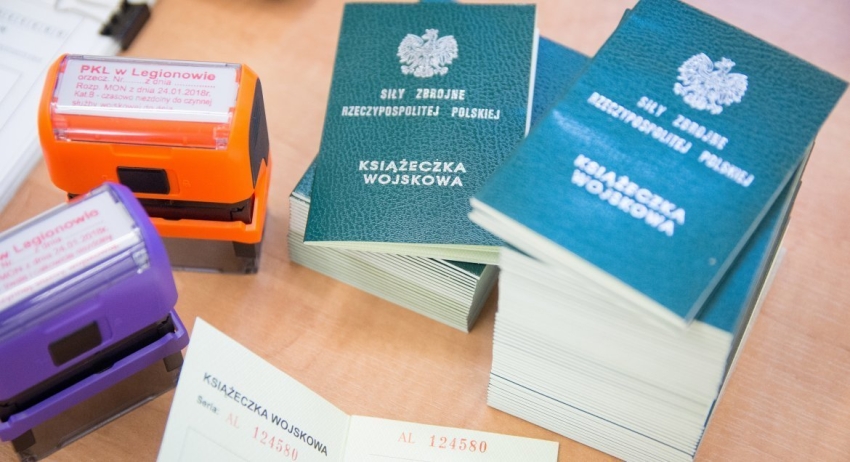 Książeczki wojskowe i pieczątki na biurku