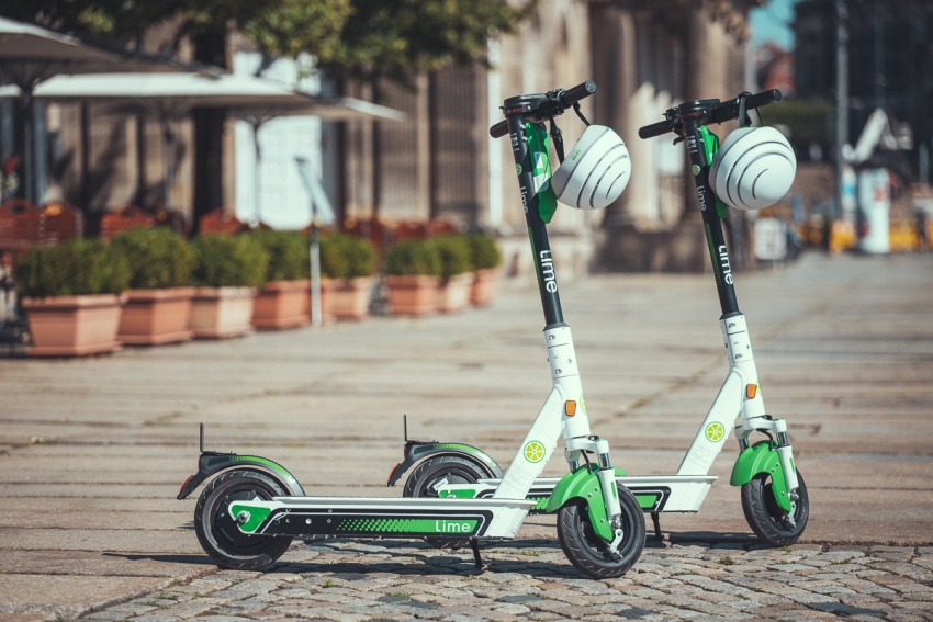 Dwie hulajnogi elektryczne w barwach firmy Lime