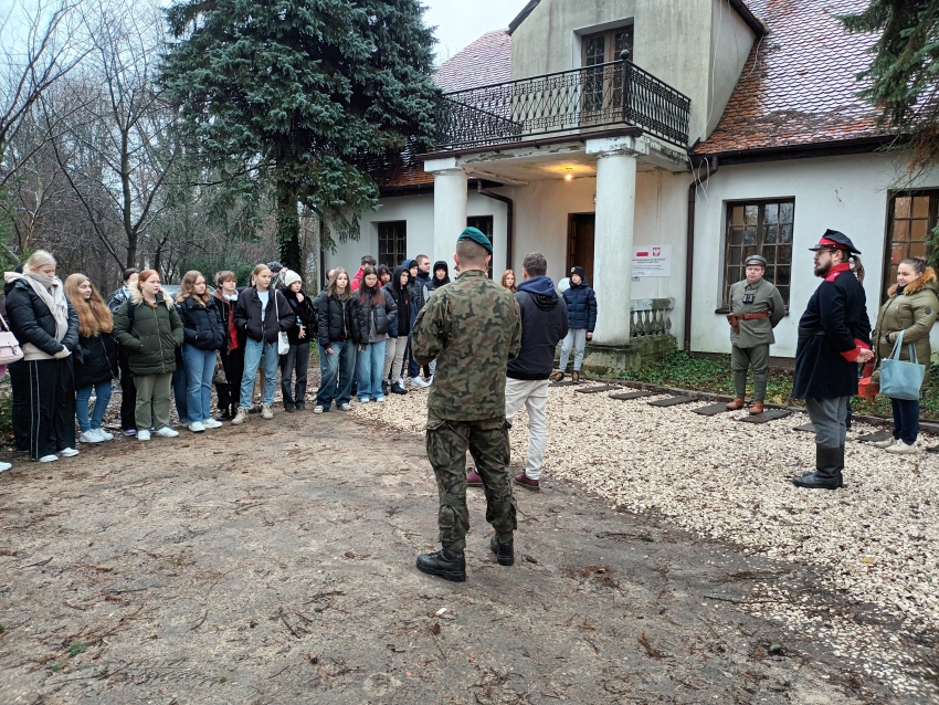 Uczniowie klasy 1b z II Liceum Ogólnokształcącego w Legionowie na warsztatach obsługi broni do Jadwisina
